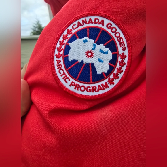 Canada Goose Women Camrose Parka Like new MEDIUM TO LARGE (RELAXED FIT) - Picture 9 of 16